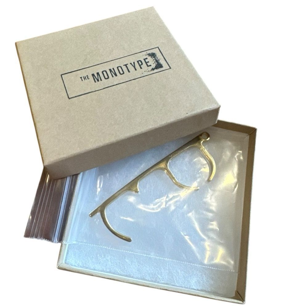 THE MONOTYPE The Bruiser Ring Tool in Brass Gold - Picture 3 of 5